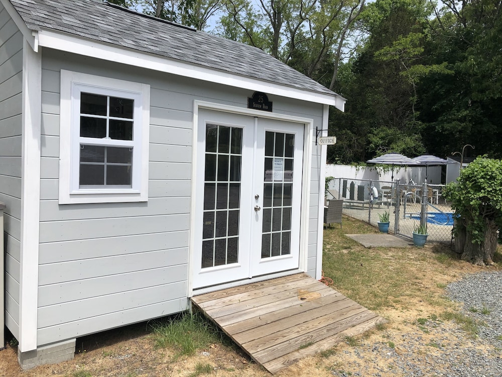 Cove Bluffs Inn 1/50