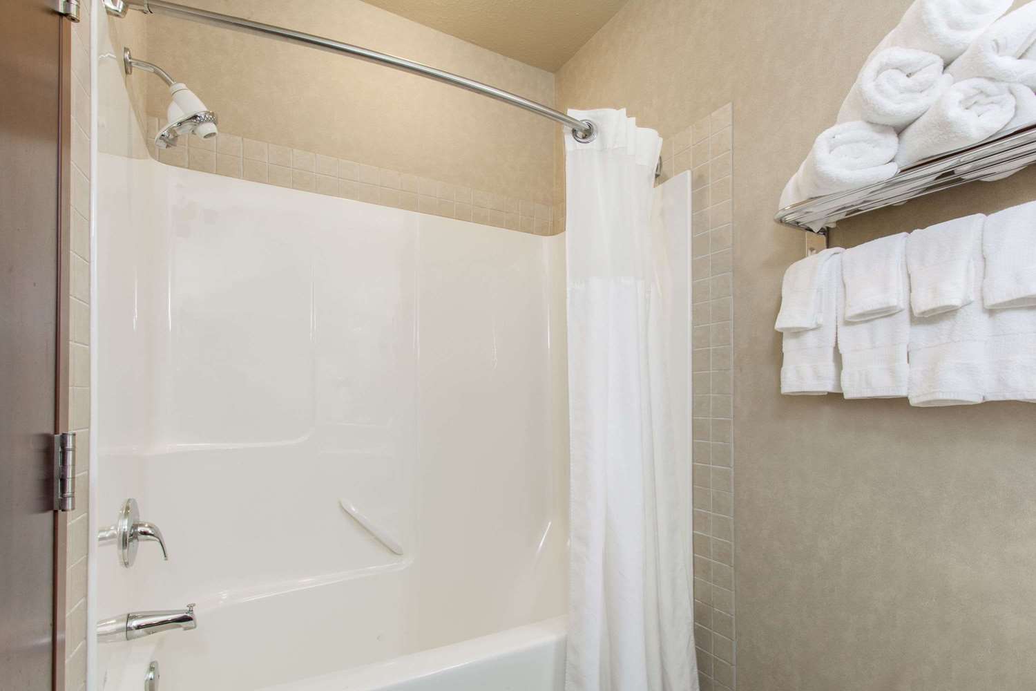 Ramada By Wyndham Camrose 11/11