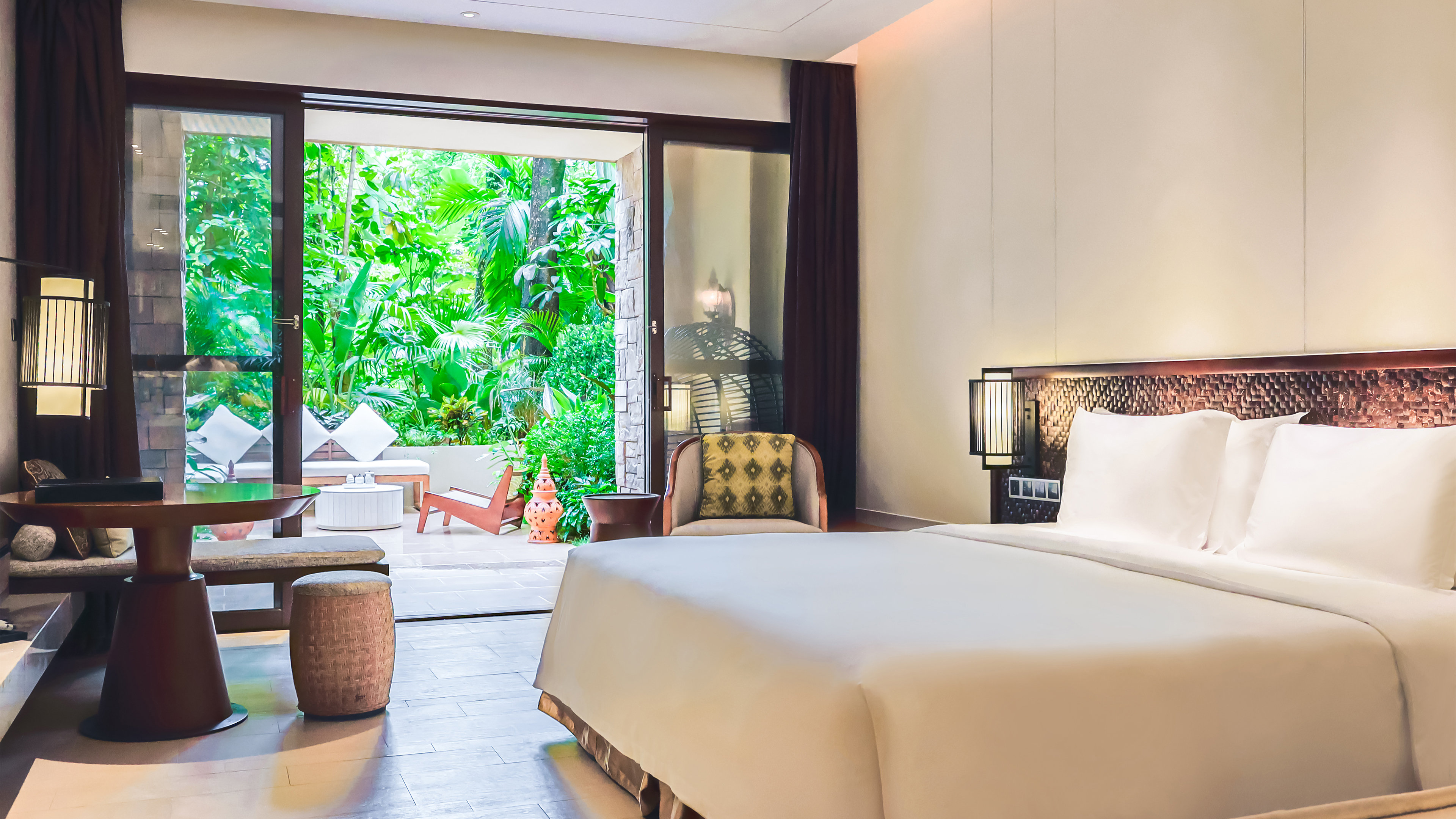Standard, King Bed, Courtyard View