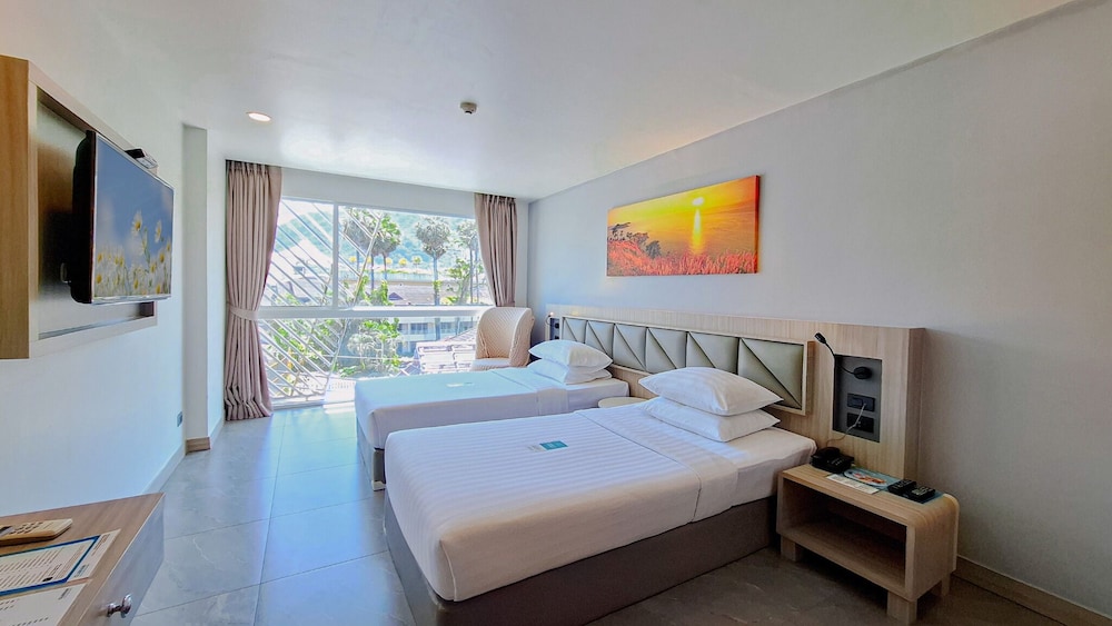 Premium Superior Twin Mountain View, Clarian Hotel Beach Patong 7/10
