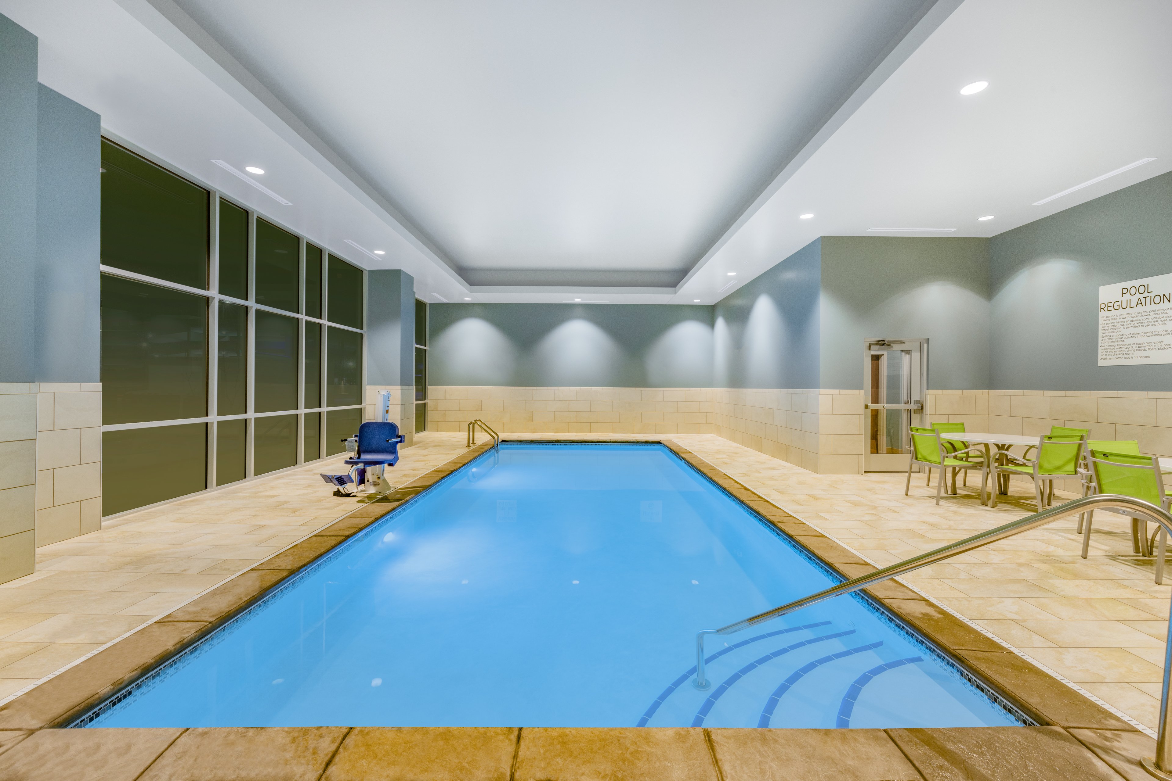 Holiday Inn Express & Suites Lincoln Downtown 37/55