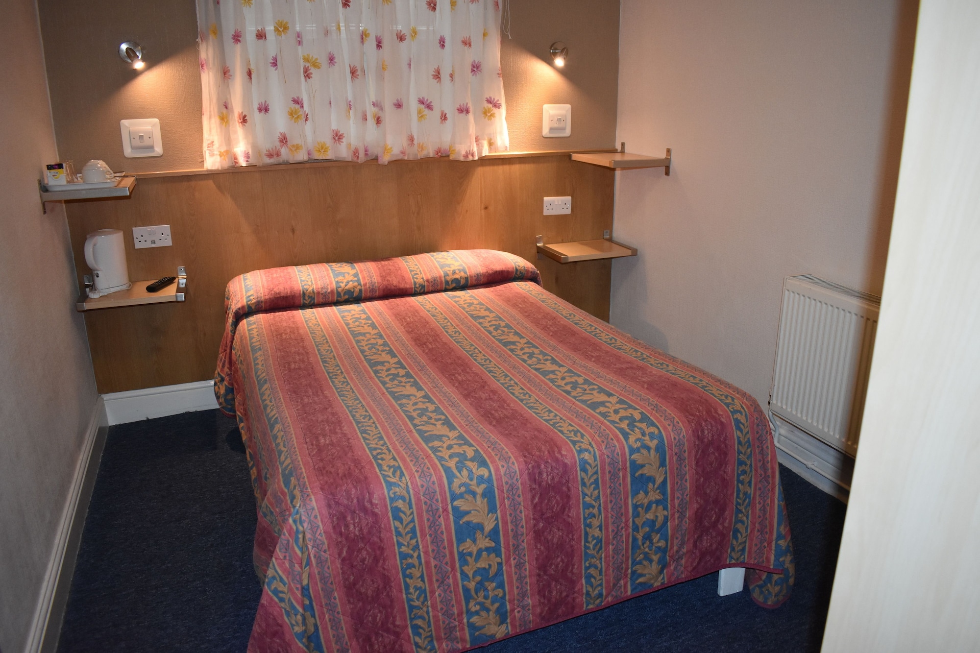 ROOM, DOUBLE BED, SHARED BATHROOM