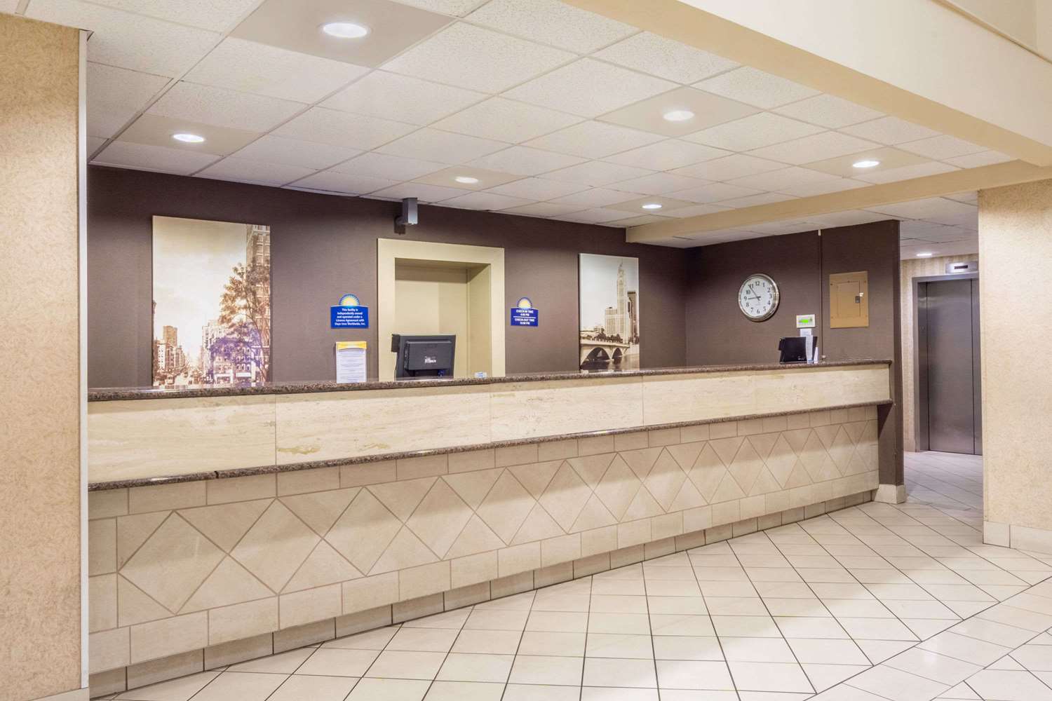 Days Inn by Wyndham Columbus Airport 6/37