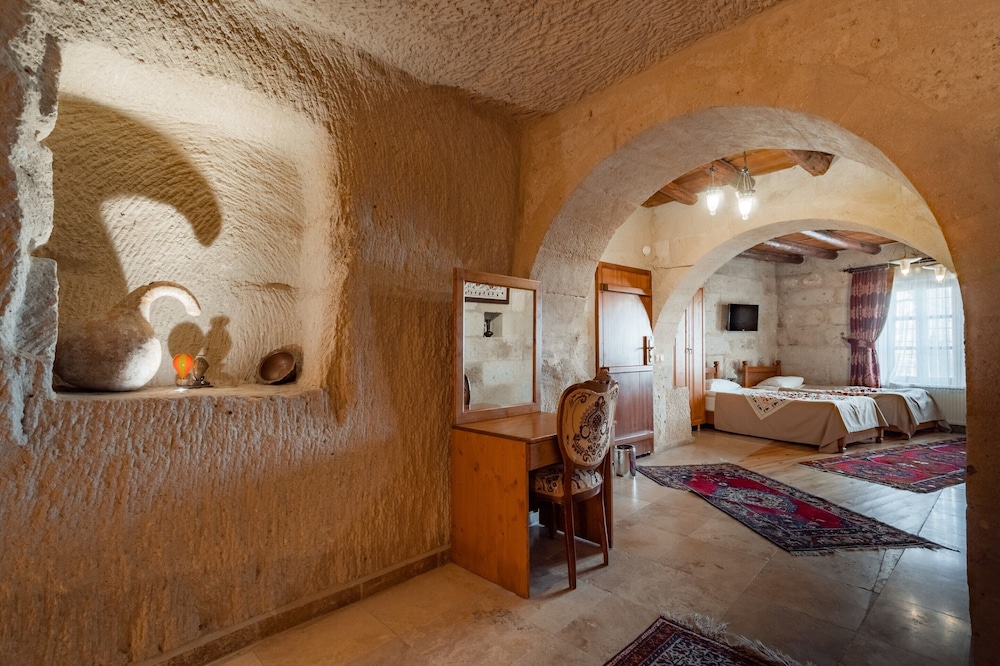 Amber Cave Suites 60/76
