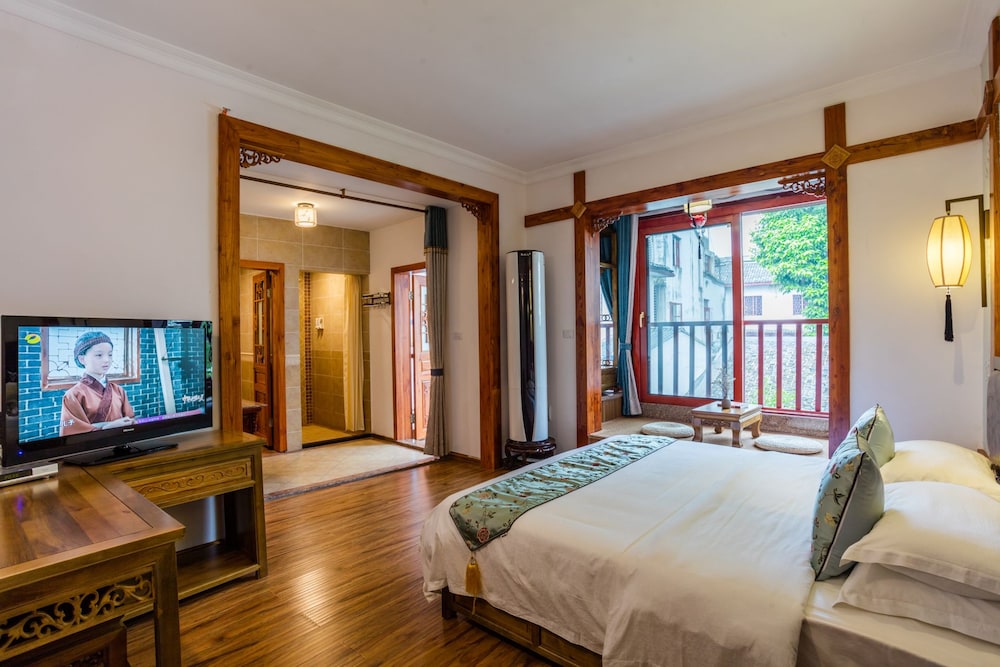 DELUXE, DOUBLE BED, MOUNTAIN VIEW