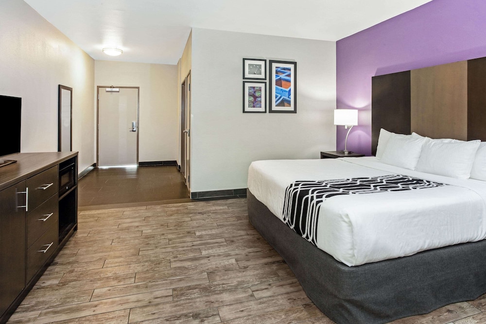 ROOM, KING BED