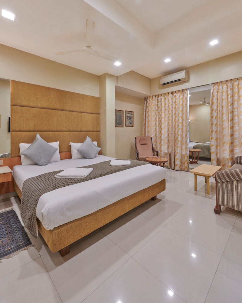 Bentley Hotel Churchgate 8/24