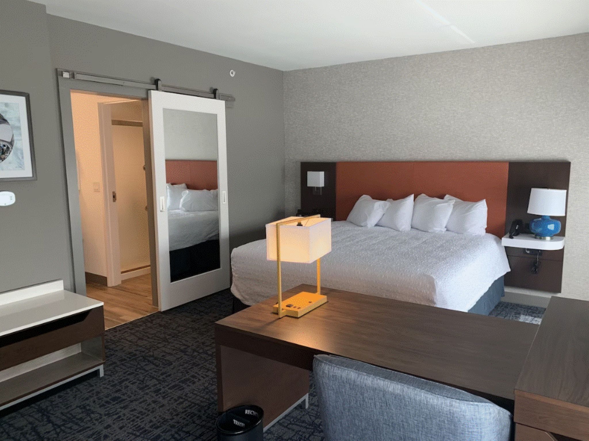 SUITE, KING BED, ACCESSIBLE