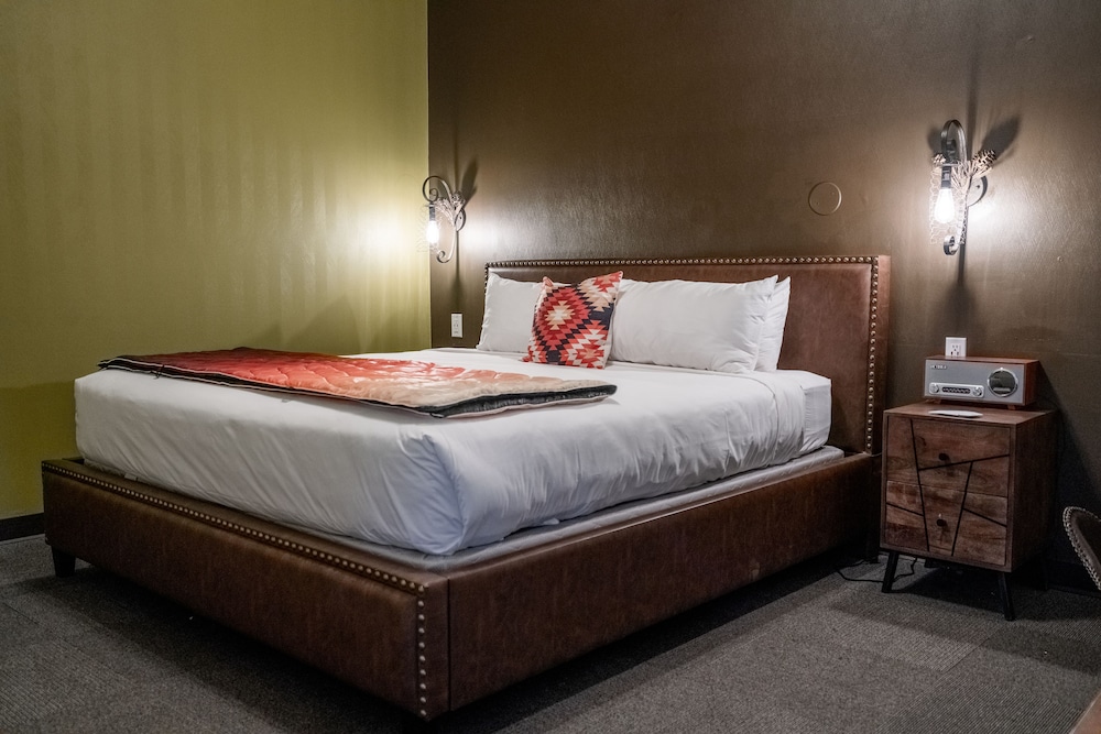 ROOM, KING BED, PET FRIENDLY, ACCESSIBLE