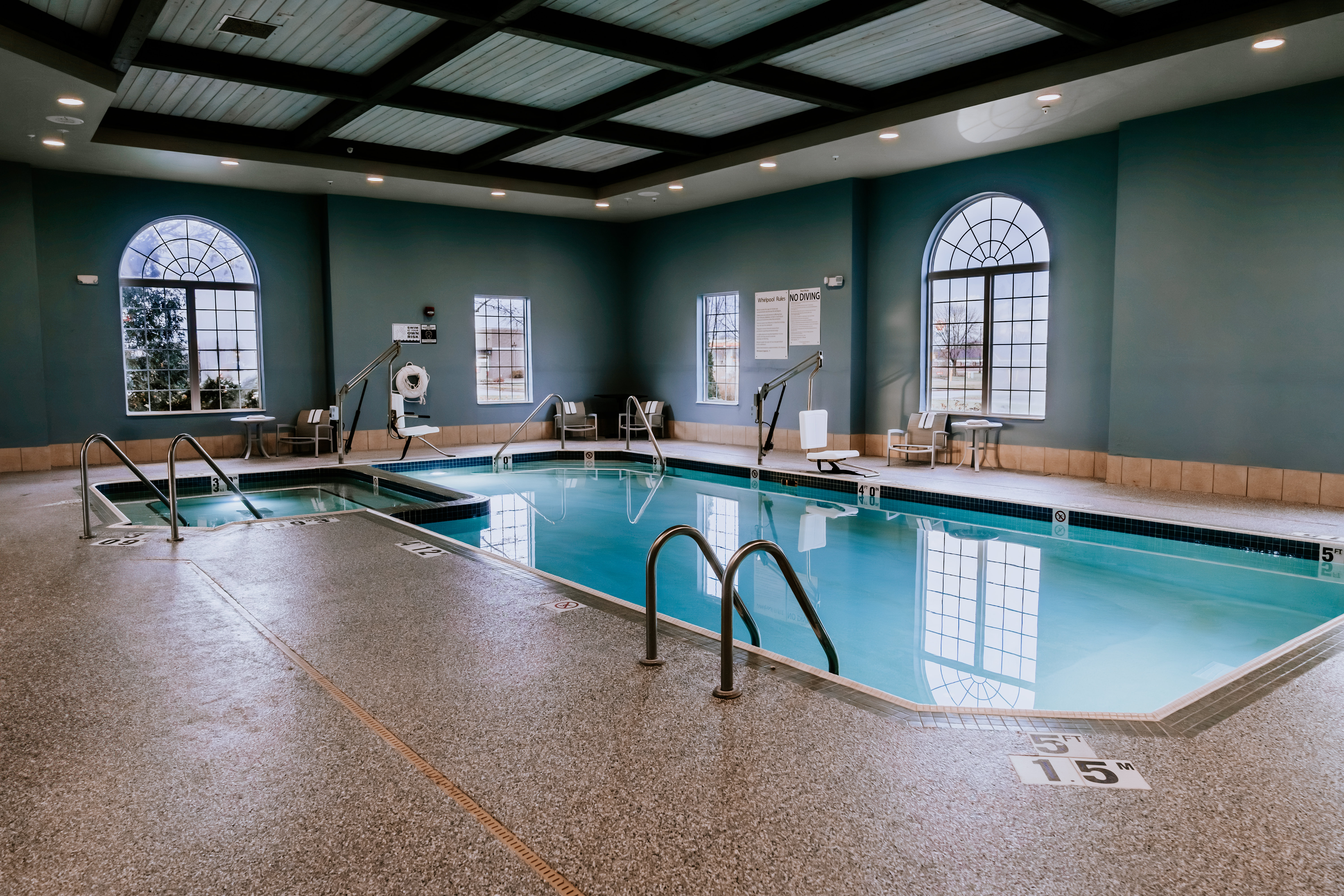 Holiday Inn Express Hotel And Suites Oshkosh Sr 41 12/19