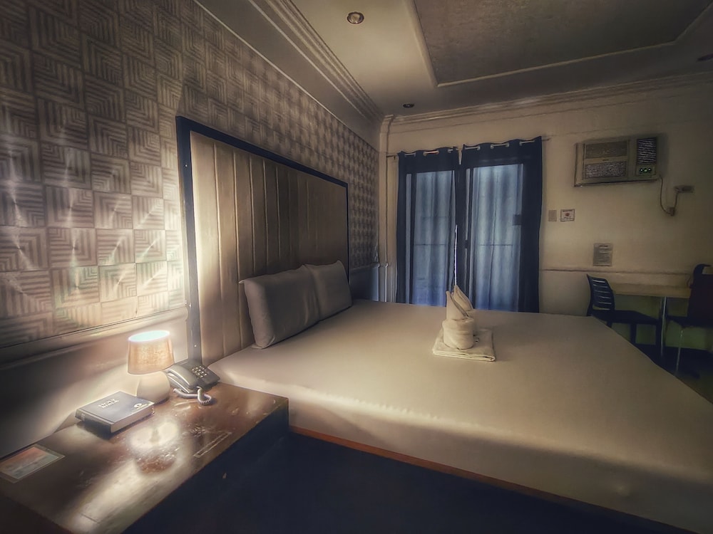 S&M Hotel 19/38