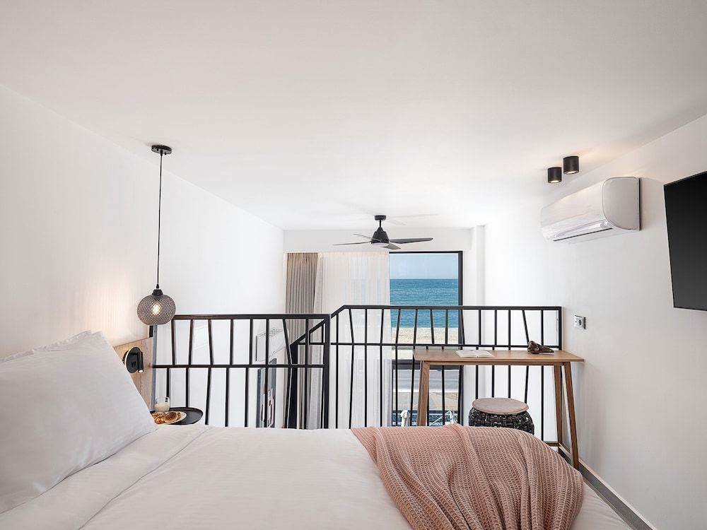 Calla Luxury Seafront Suites 9/50