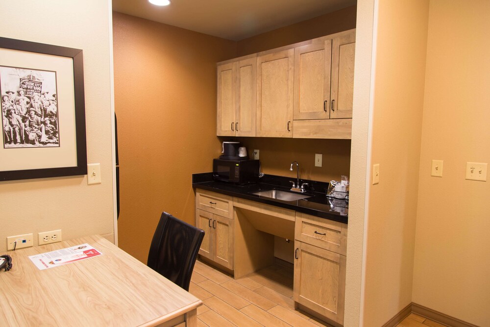 Hampton Inn Suites Dodge City 23/38