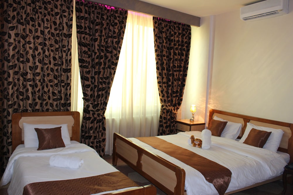 SUITE, WITH EXTRA BED