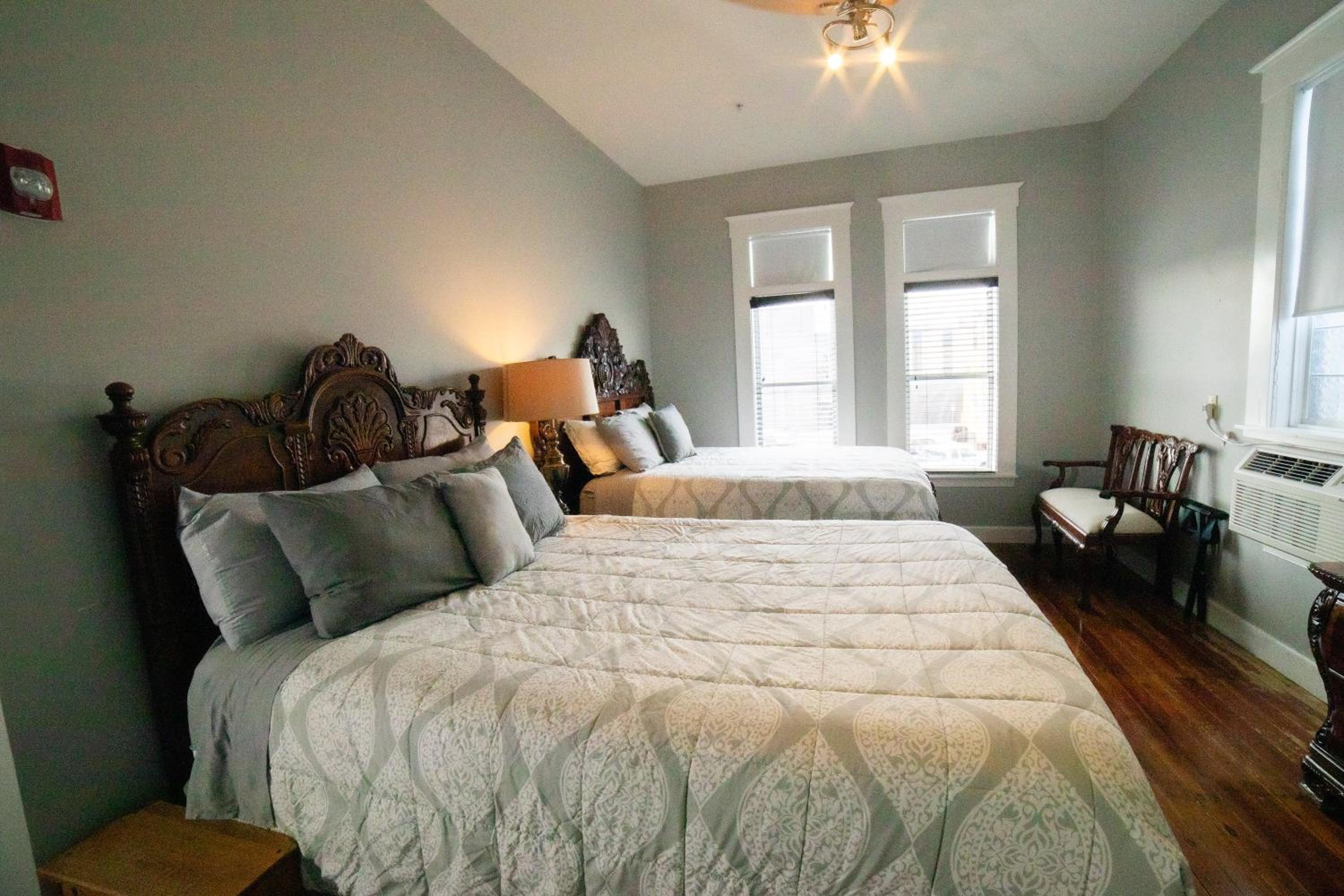 Rustic, Deluxe, 2 Queen Beds، Oak Tree Hotel 4/10