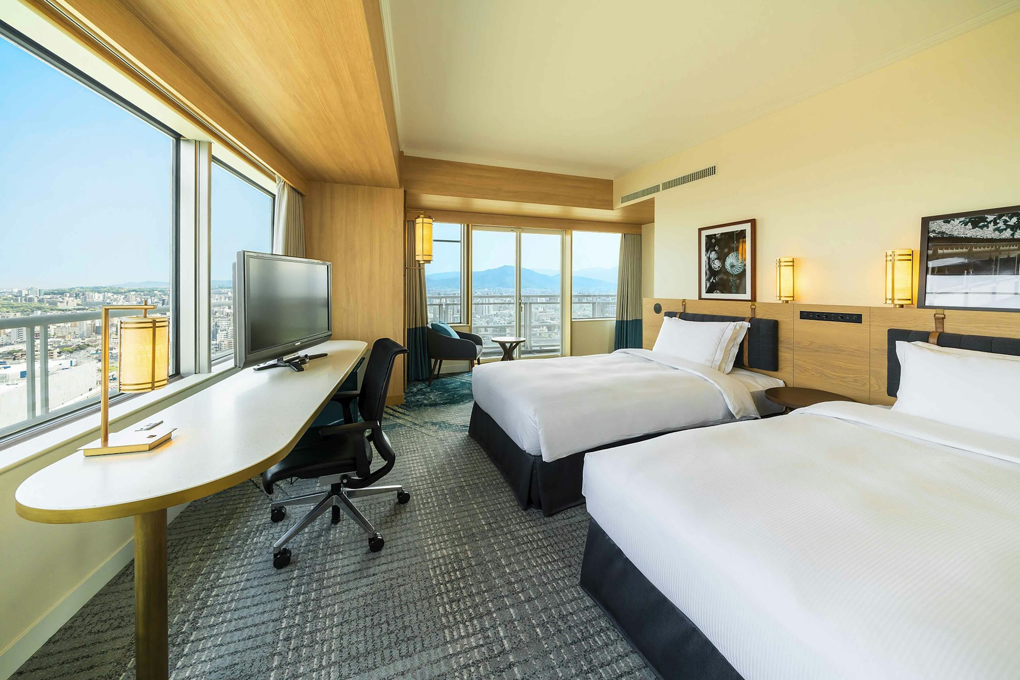 جناح جونيور عائلي، Hilton Fukuoka Sea Hawk 4/5