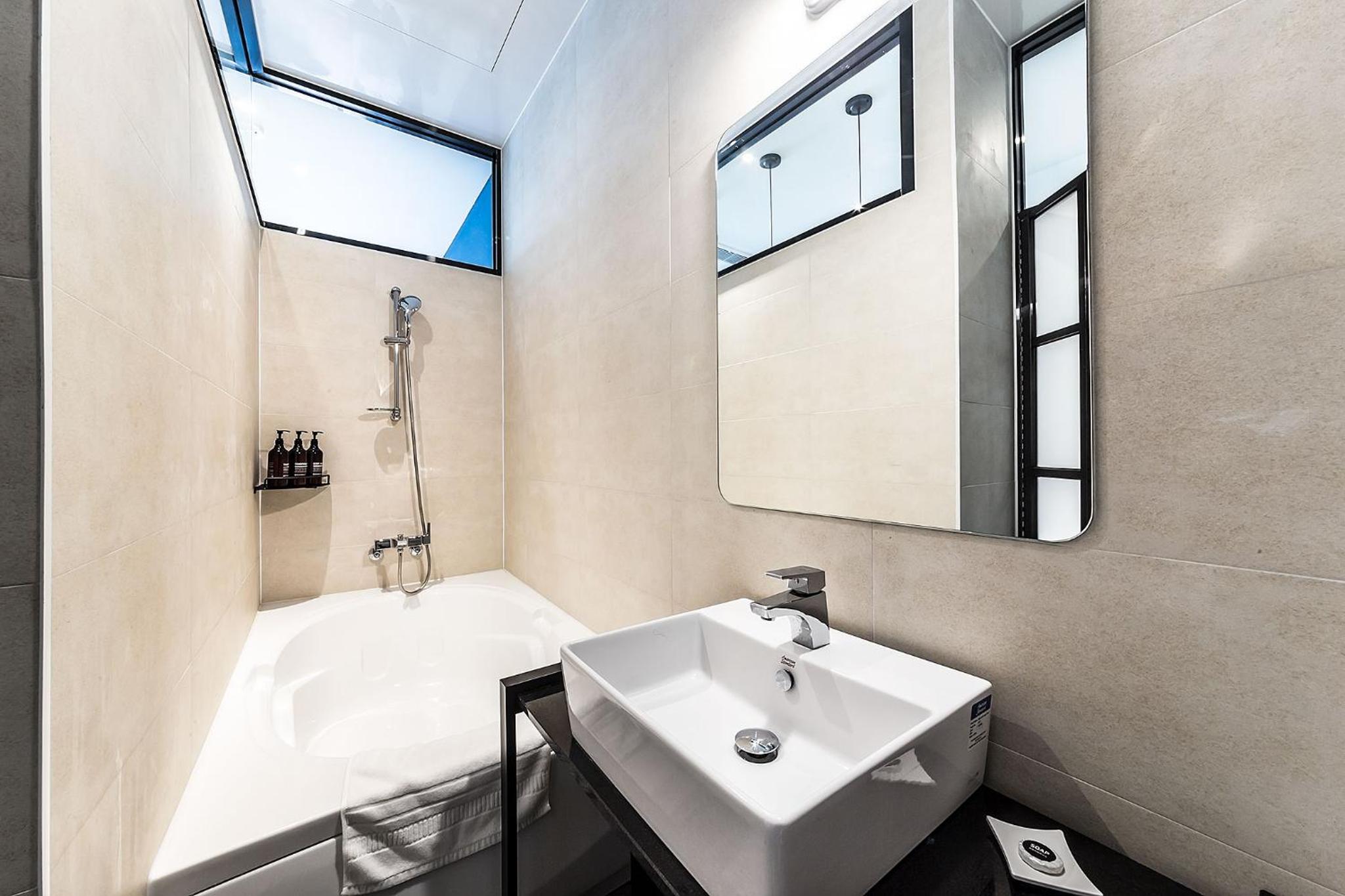 Room, Double or Twin Bed, Lateral Side Sea View، H Avenue 7/10