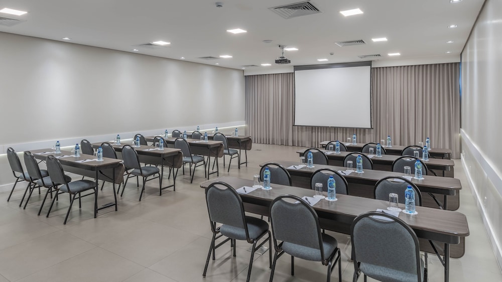 Hotel Deville Prime Cuiaba 74/86