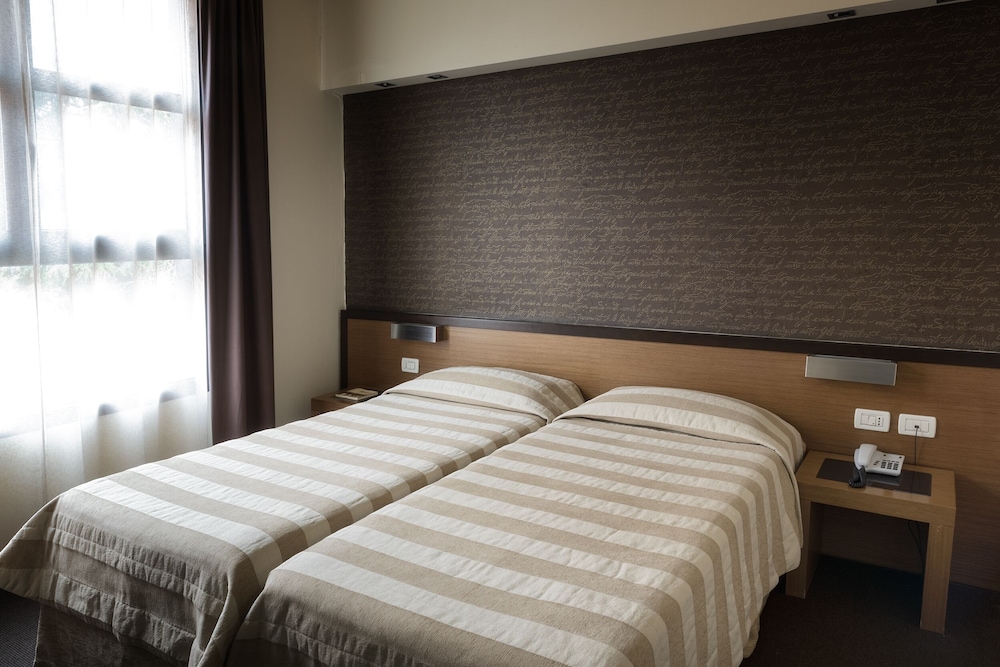 ROOM, SINGLE, DOUBLE BED