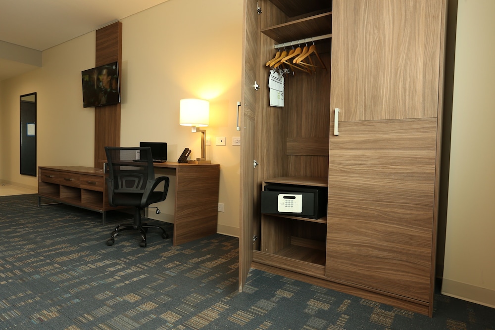Holiday Inn Express & Suites Mexicali 53/66