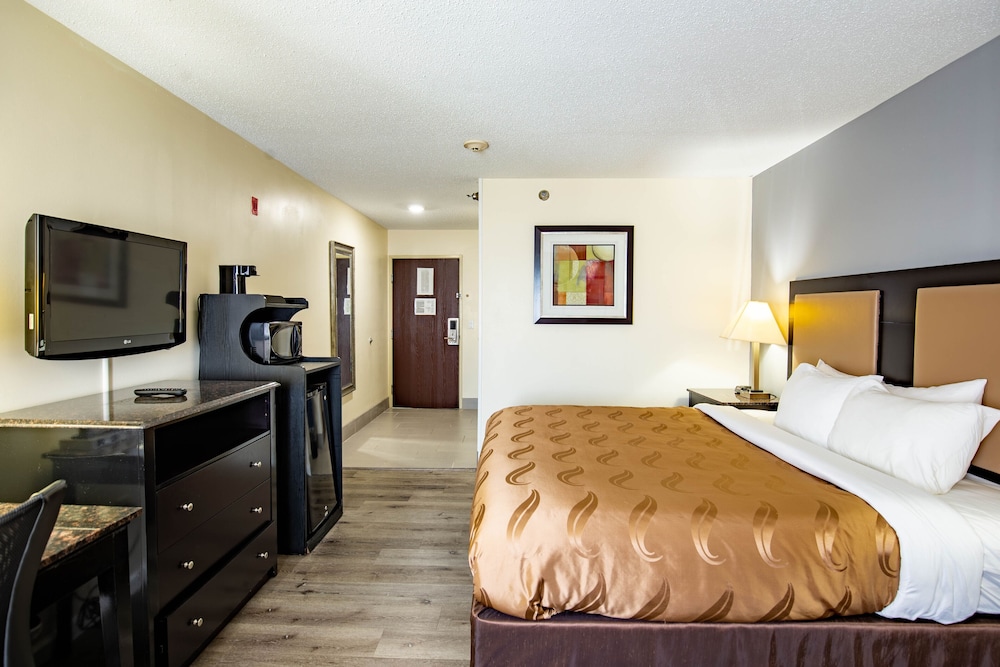 Quality Inn & Suites Woodstock Near Lake Geneva 4/15
