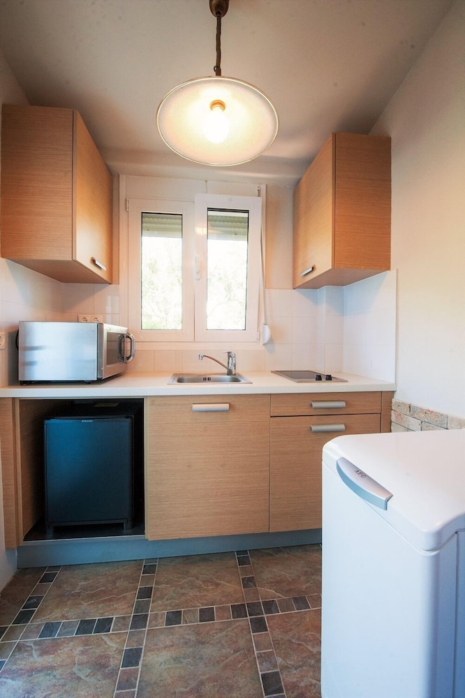 ANTIGONI BEACH HOTEL 11/85