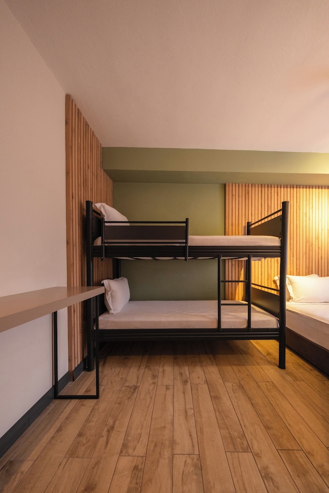 Leons Hotel 21/50