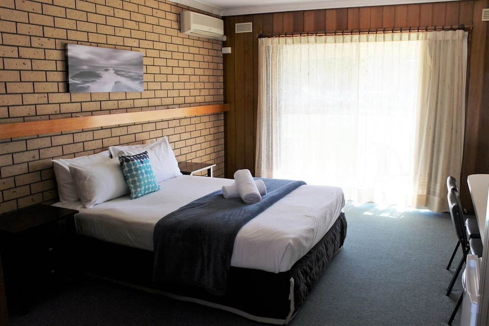 Lakeside Motel Waterfront 18/80