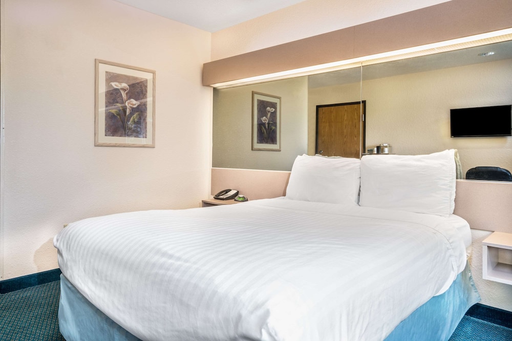 Microtel Inn & Suites Tomah 12/33