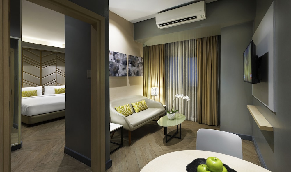 Summit Hotel Greenhills 61/61