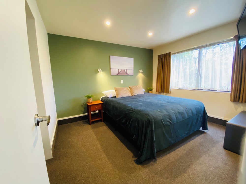 Commodore Motels 34/63