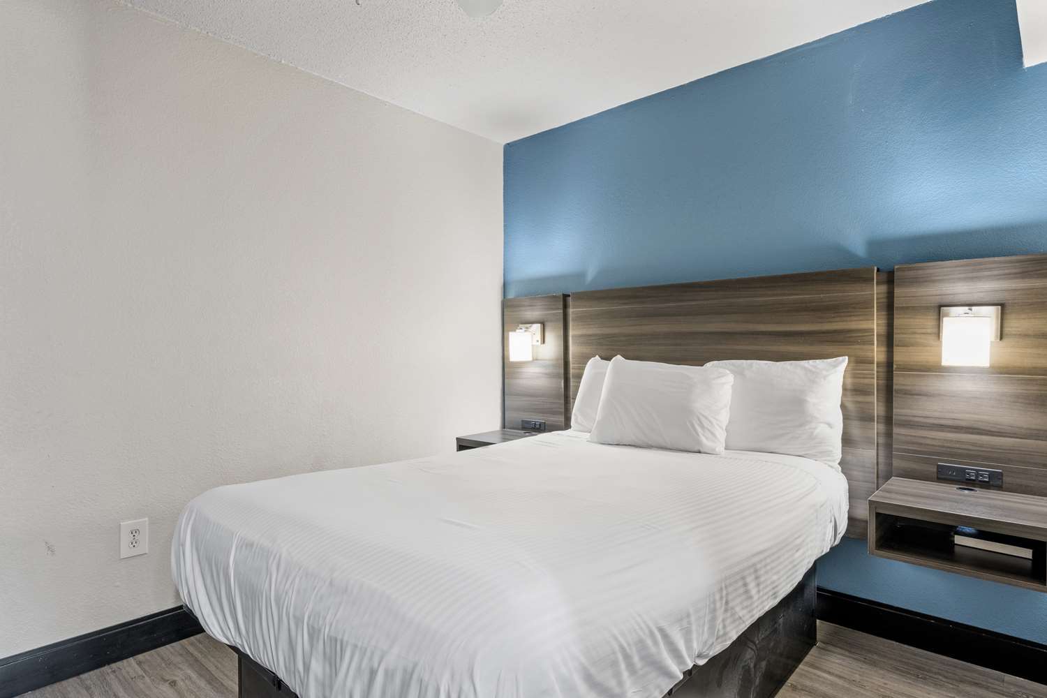 جناح بسريرين مزدوجين مع أريكة بمطبخ، SureStay Hotel by Best Western Virginia Beach Royal Clipper 4/9