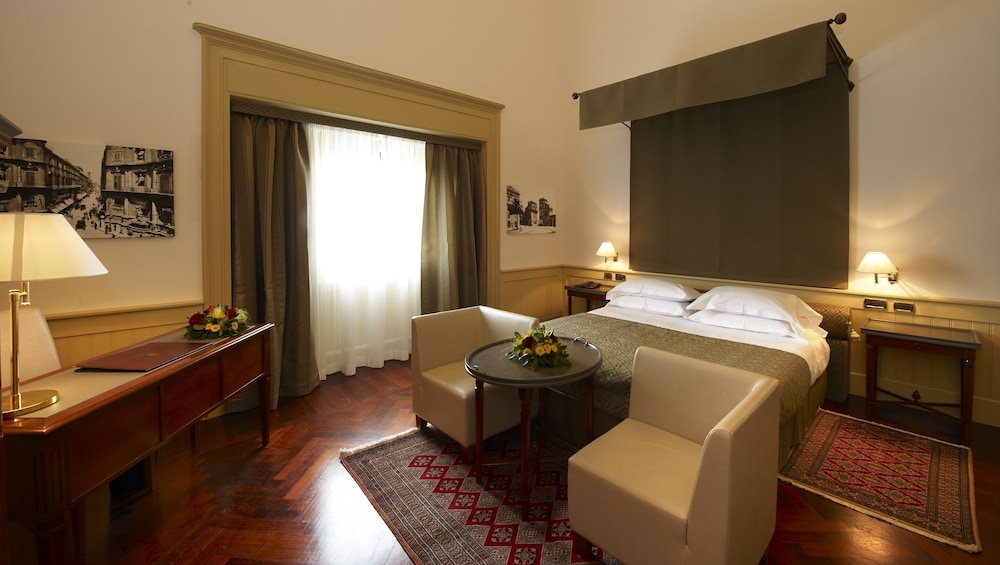 DELUXE, DOUBLE OR TWIN BED