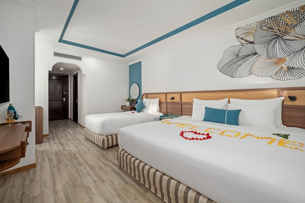 DELUXE, TRIPLE, PARTIAL SEA VIEW