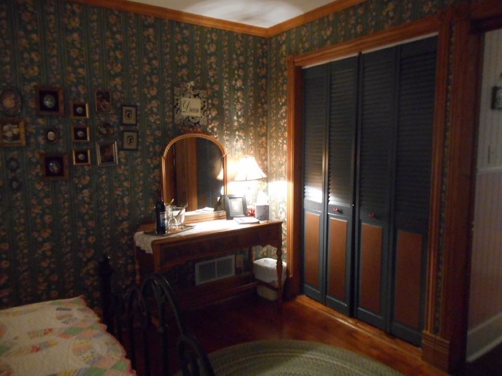 Applesauce Inn Bed and Breakfast 21/22