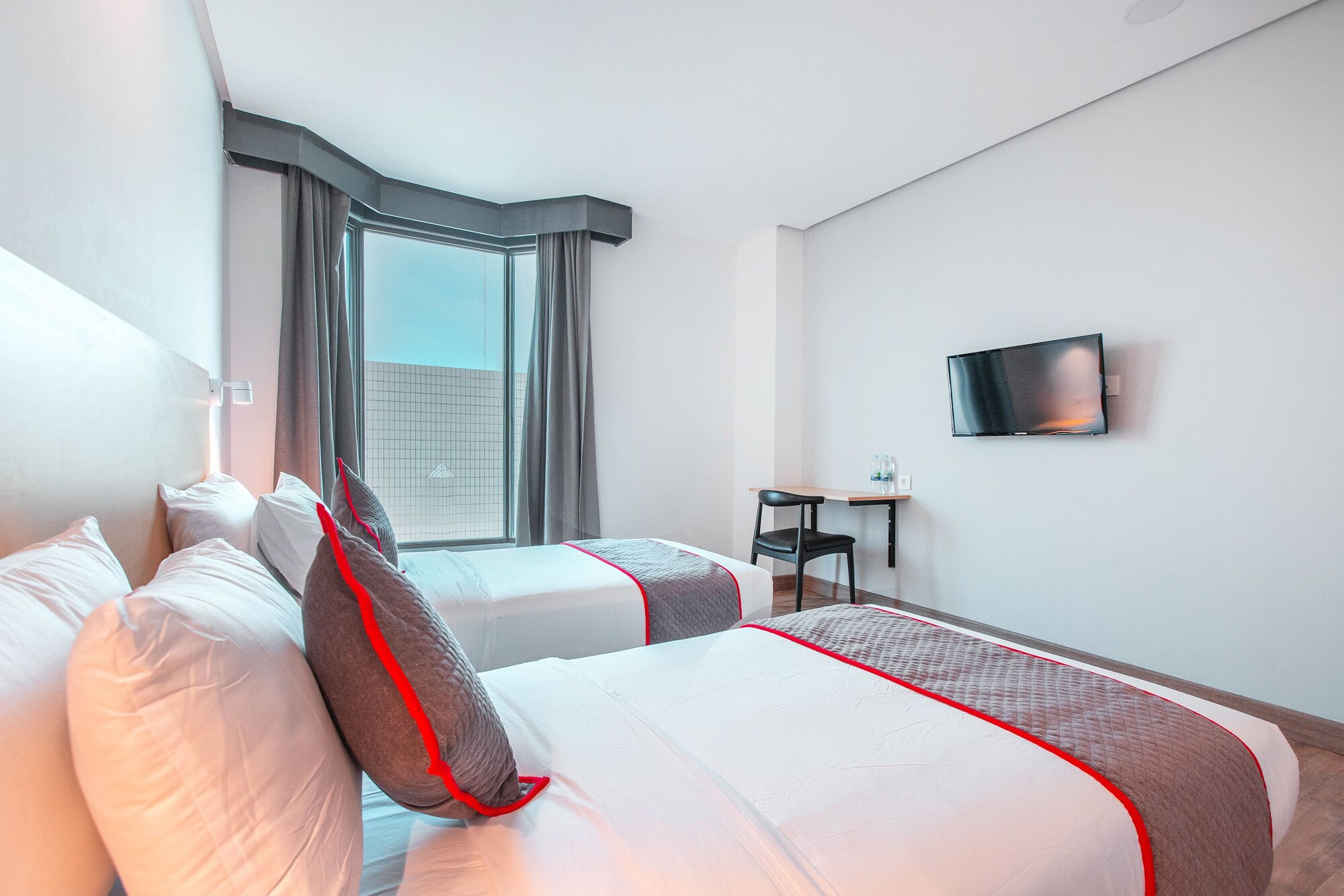 DELUXE, TWIN BEDS