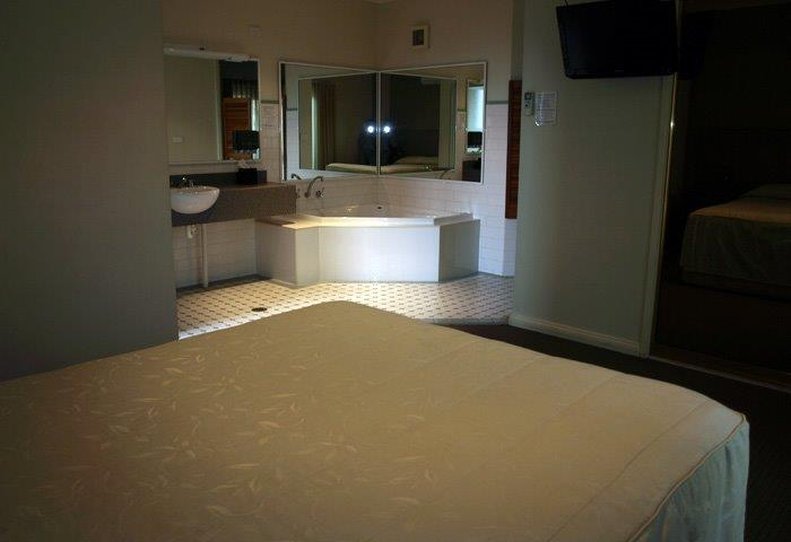 FRANCIS PHILLIP MOTOR INN 18/59