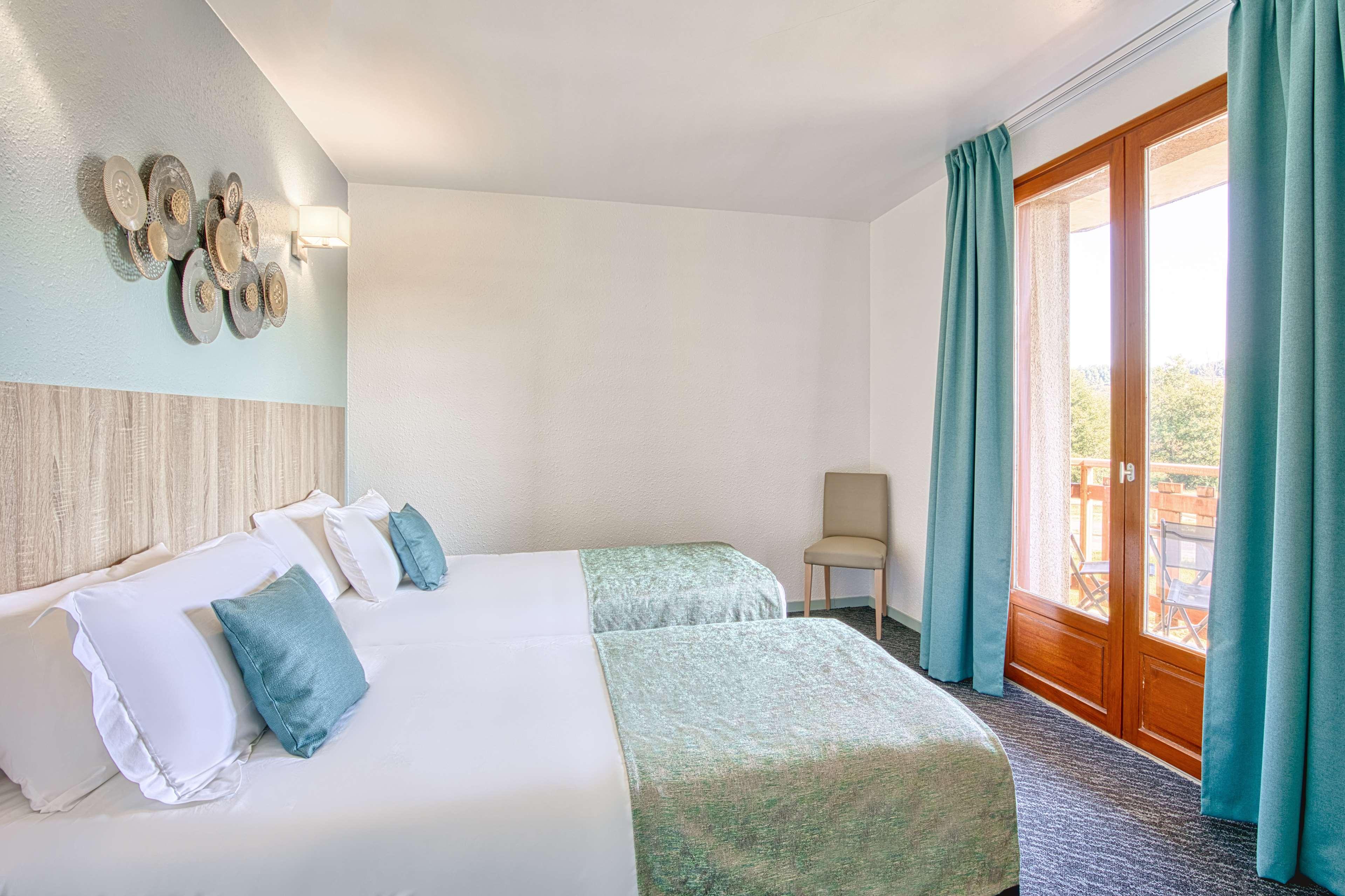 Classic, Twin Beds, Street View, Bathtub