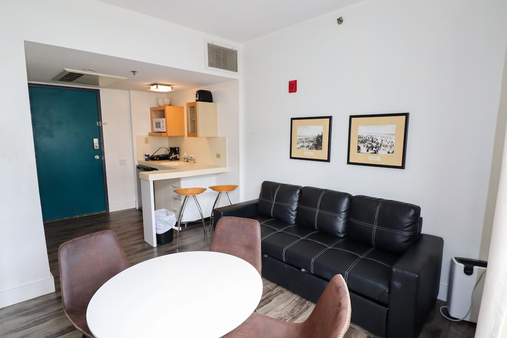 The Mercury All-Suites Hotel 30/33