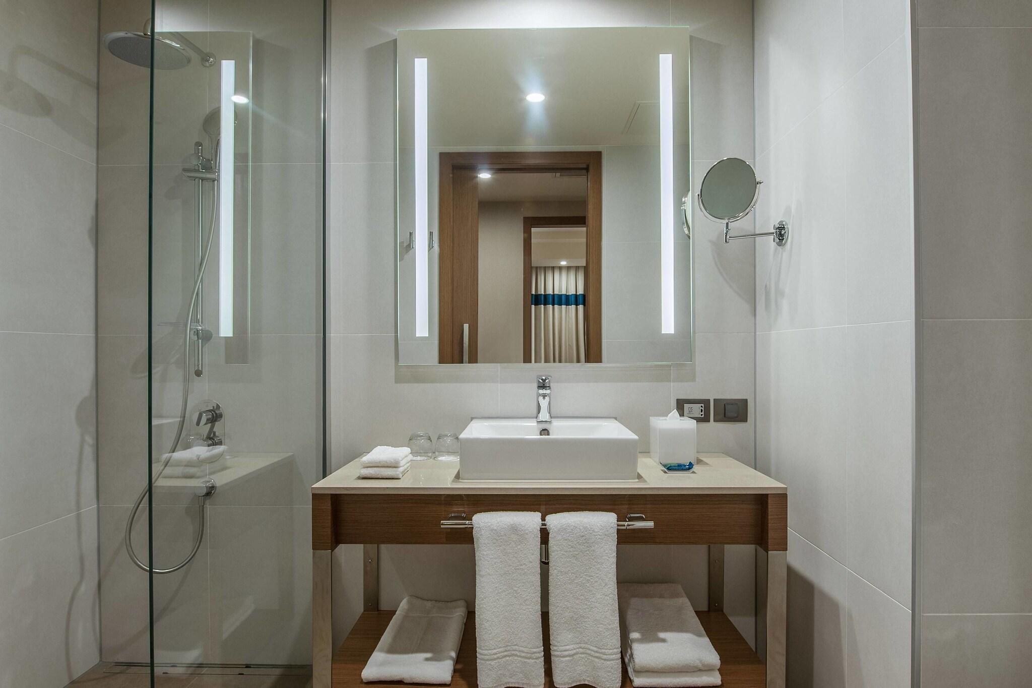غرفة بسرير كينج بإطلالة على البحر، Four Points By Sheraton Izmir 4/4