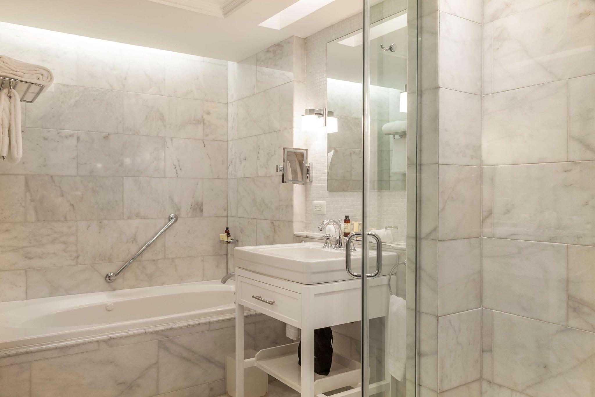 1 Bedroom, Commodore, Suite, King Bed, Ocean Front