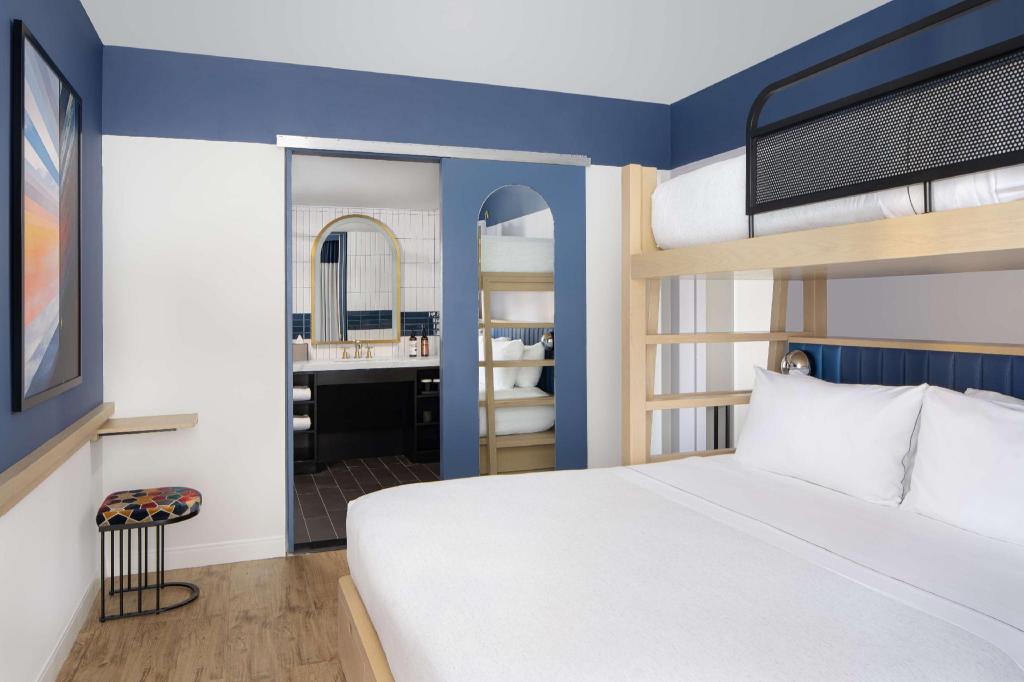 2 Bedrooms, Suite, King Bed, 1.5 Bathrooms