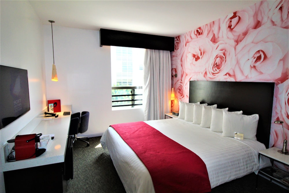 DELUXE, KING BED