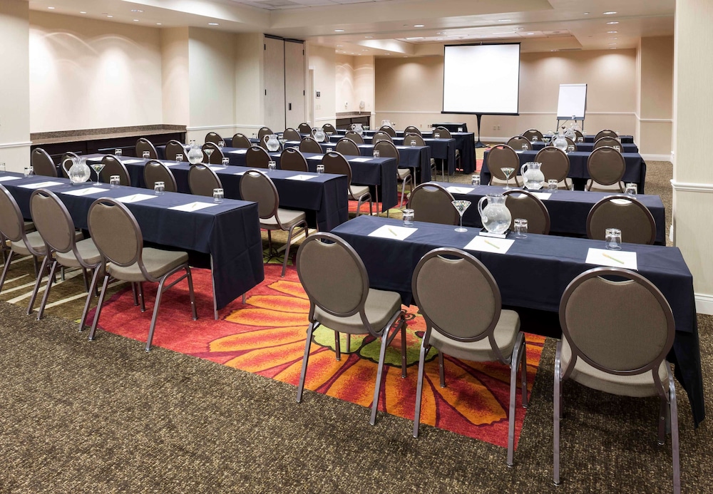 Hilton Garden Inn Dallas-Lewisville 52/79