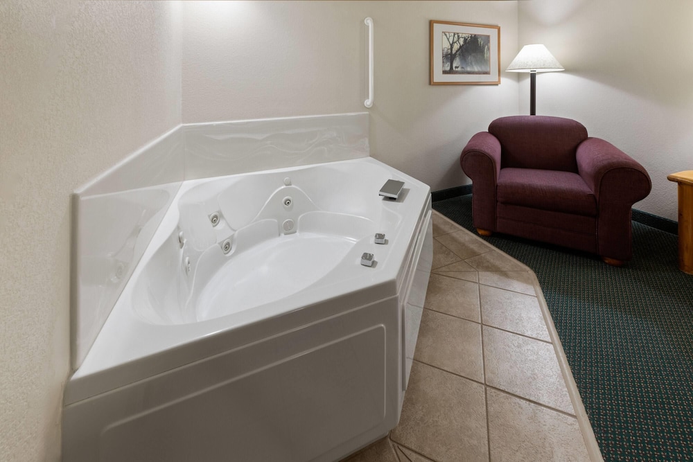 Shell Lake Lodge, a Travelodge by Wyndham 55/55