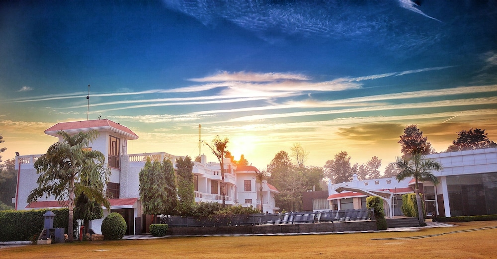 Satvik By Chhabra Farm 16/23