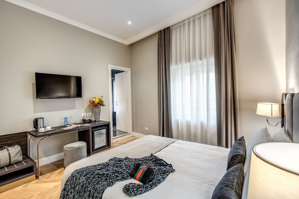 Hotel 87 Eighty-seven 21/72