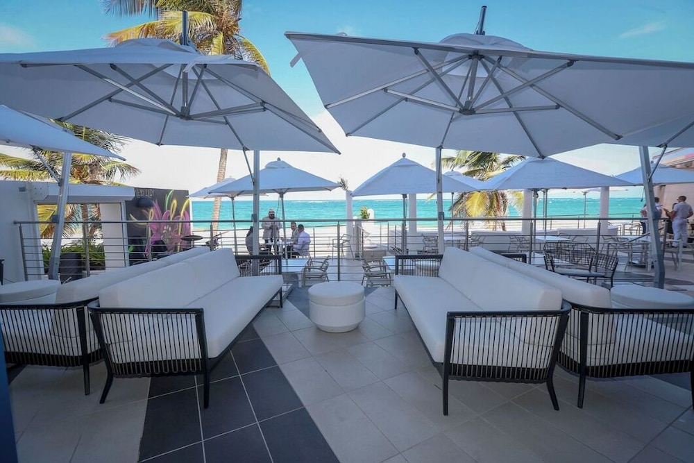 The Tryst Beachfront Hotel 28/50