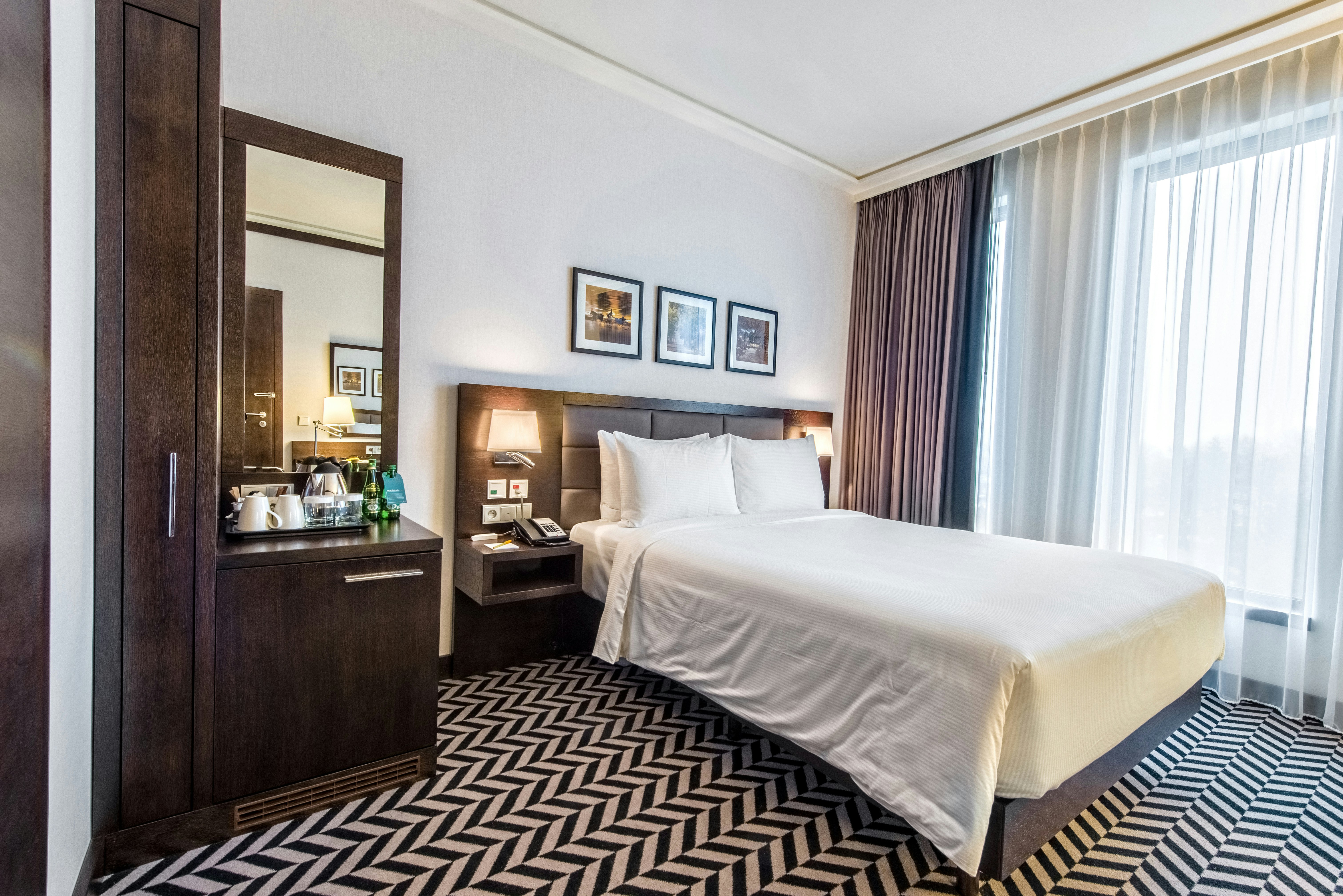 ROOM, QUEEN BED, ACCESSIBLE