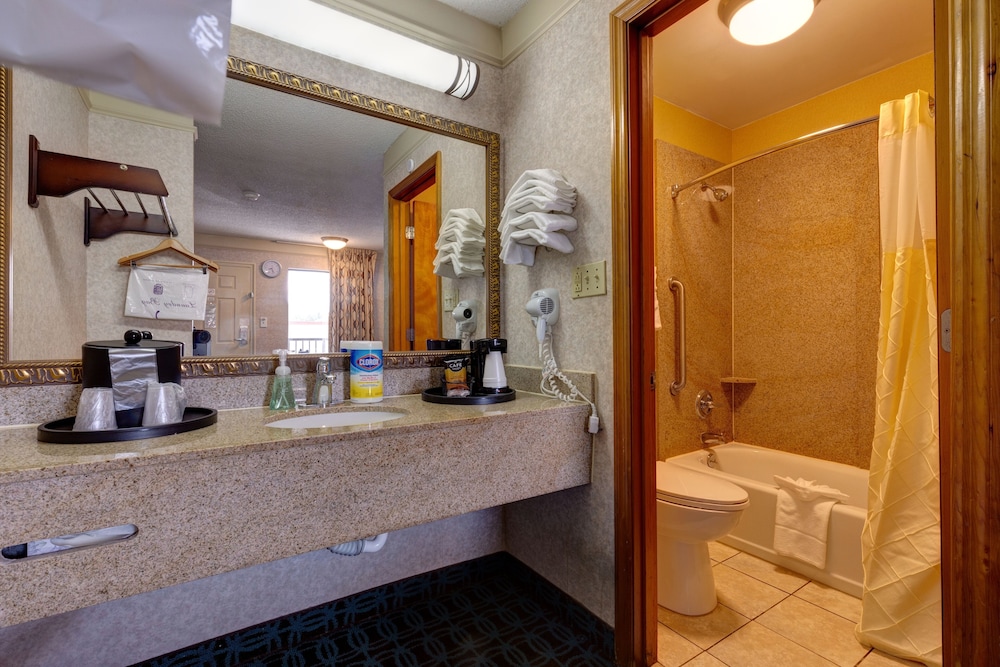 Deluxe Inn Fayetteville 60/61